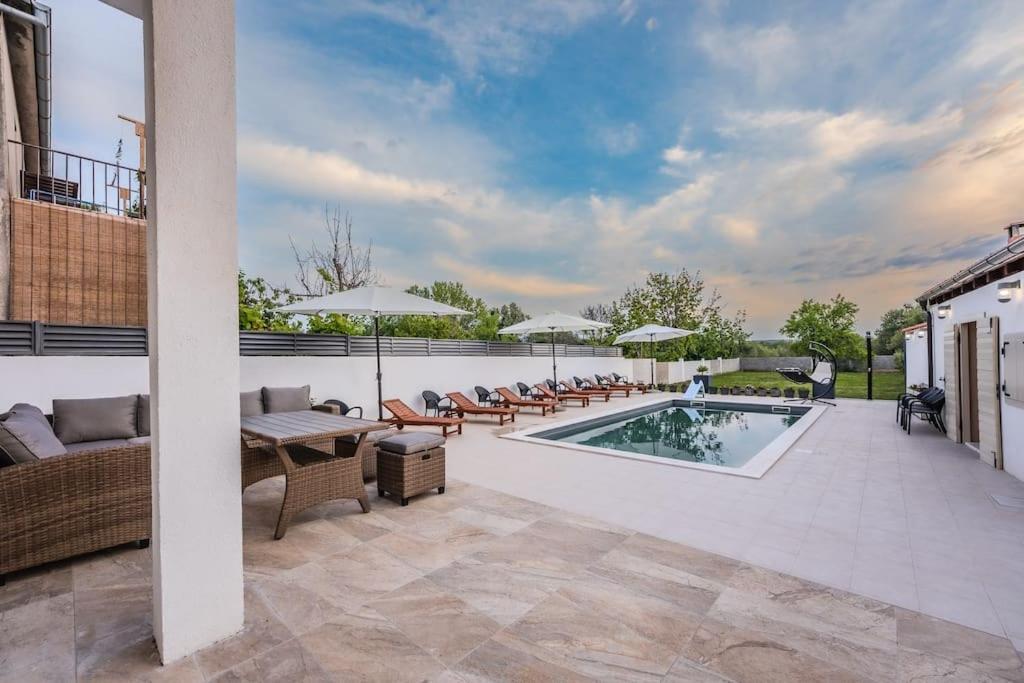 Villa Leny With Pool Sukošan Exteriör bild