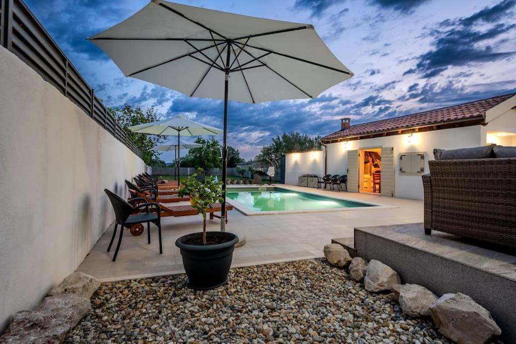 Villa Leny With Pool Sukošan Exteriör bild