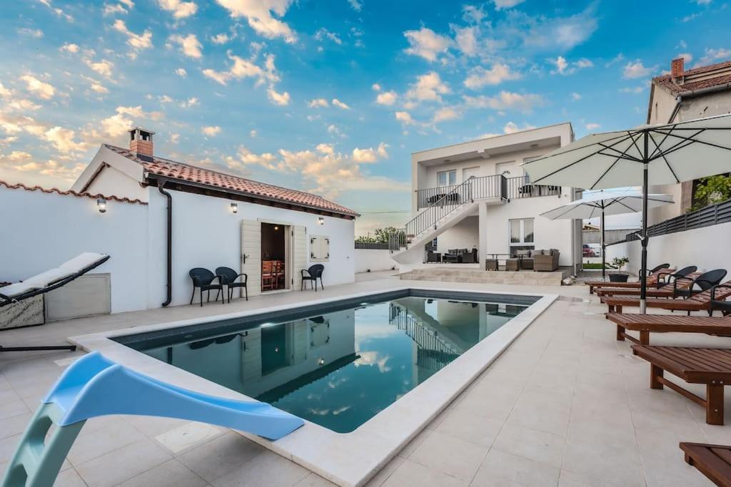 Villa Leny With Pool Sukošan Exteriör bild